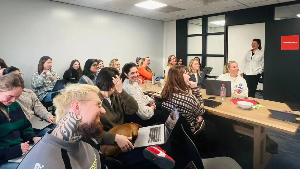 AI-workshop van The Transformation Studio, een volle ruimte met lachende deelnemers